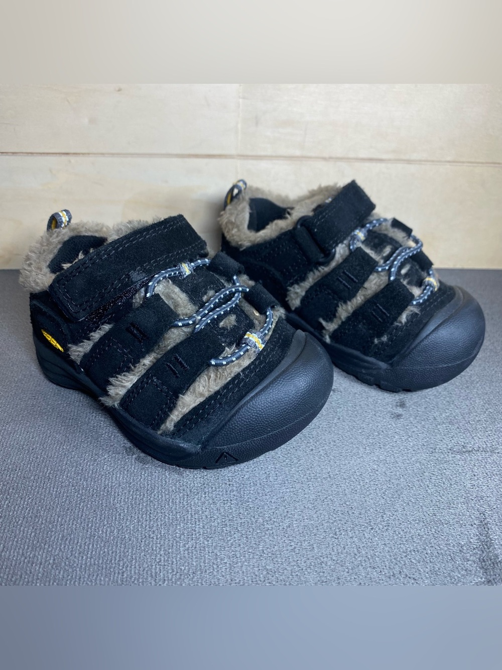 Keen Newport H2 Sandals Black Suede Infant Size 5 Baby Shoes Faux Fur Trim - Picture 11 of 11
